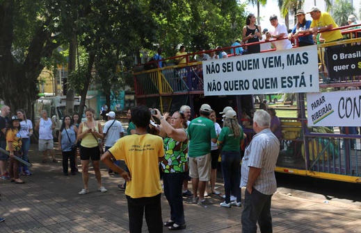 Protesto contra políticos ribeirãopretanos faz tour na cidade