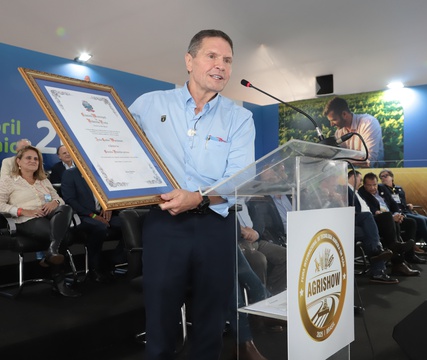 Título de Cidadão Ribeirãopretano é entregue a João Marchesan