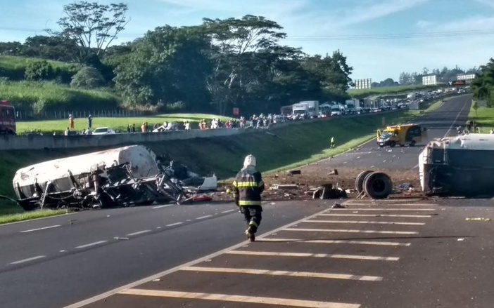 Caminhão de combustível tomba e interdita Rodovia Anhanguera