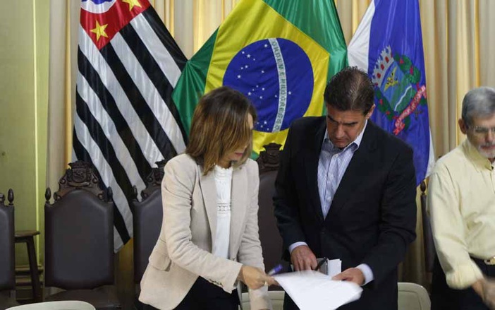 Nogueira entrega a Dárcy questionário com perguntas sobre o município