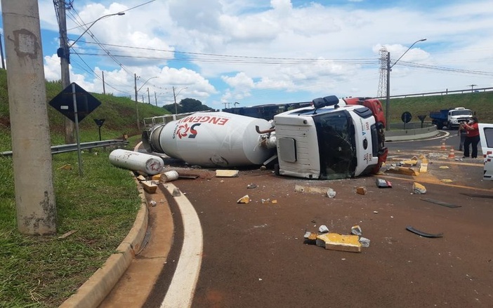 Caminhão tomba na Avenida João Fiúsa nesta sexta-feira, 14