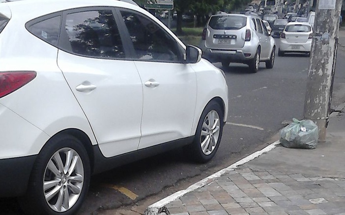 Carro do prefeito de Ribeirão Preto para em local proibido em frente à UPA