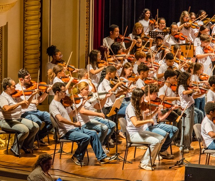 Projeto Tocando a Vida reúne 170 alunos no Theatro Pedro II