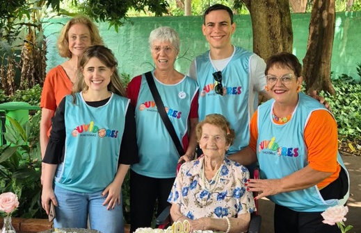 Dona Elvira celebra centenário no Lar Santa Rita de Cássia com lucidez pura e muita festa
