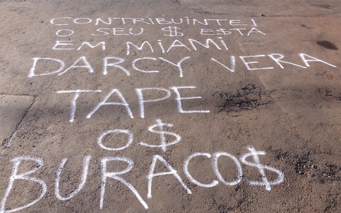 Prefeita é alvo de protestos em buracos no Jardim Irajá