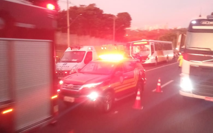 Acidente entre dois ônibus e caminhonete deixa 18 feridos no Anel Viário Sul