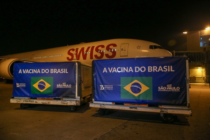 Chega a São Paulo os insumos para produção de 20 milhões de doses da vacina contra a Covid