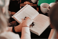 Livraria de Ribeirão cria clubes de literatura árabe e Homero