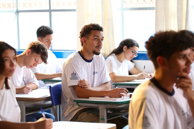 Governo de São Paulo sanciona lei que proíbe uso de celulares em escolas públicas e particulares do estado