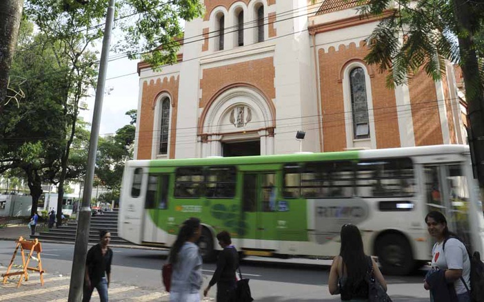 Laudo comprova que fluxo de ônibus causa rachaduras na Catedral