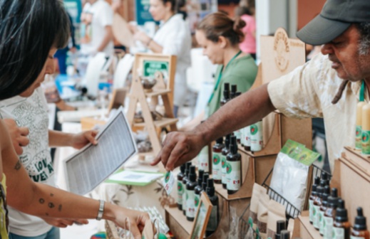 Feira Veg reúne expositores na Nove de Julho em Ribeirão Preto