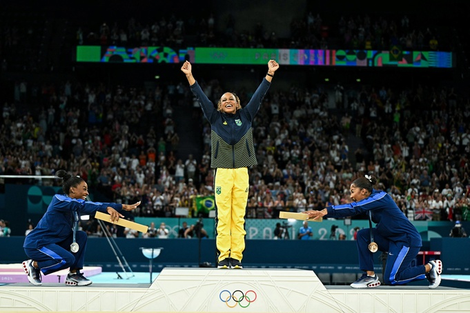 Rebeca é ouro no solo e vira maior medalhista olímpica do Brasil