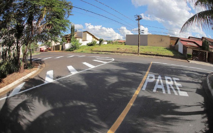 Transerp faz pintura em faixas de sinalização de ruas do Bairro City Ribeirão