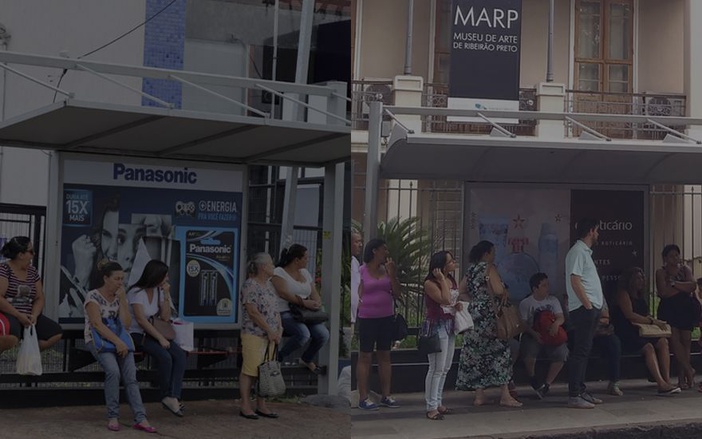 ProUrbano ainda exibe publicidade ilegal nos abrigos dos pontos de ônibus de Ribeirão Preto