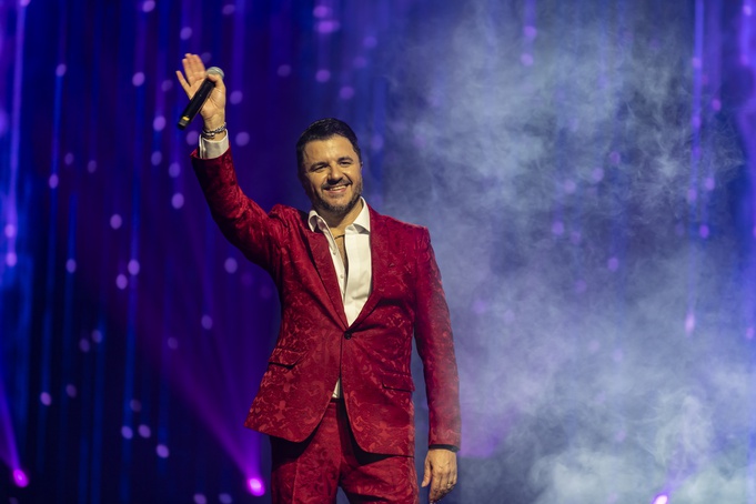 Maurício Manieri apresenta show "Classics" em Ribeirão Preto