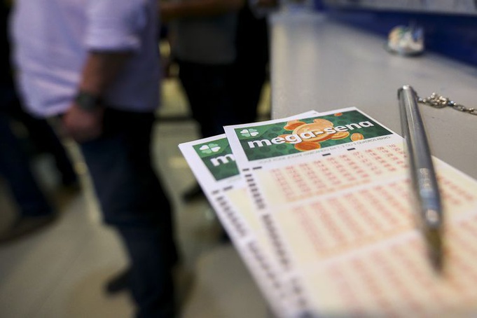 Mega-Sena acumula e deve pagar R$ 14 milhões na próxima quarta-feira, 15