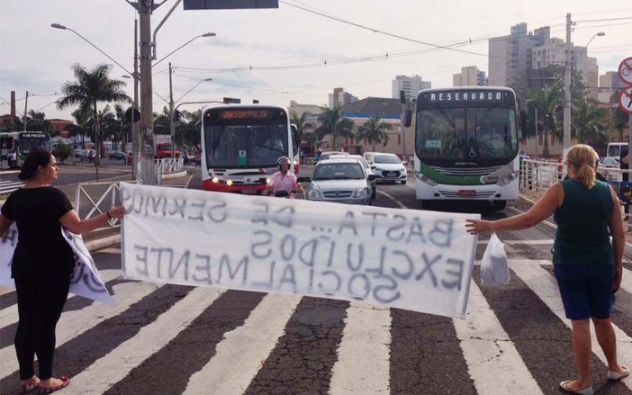 Mães protestam contra transporte de deficientes em Ribeirão Preto