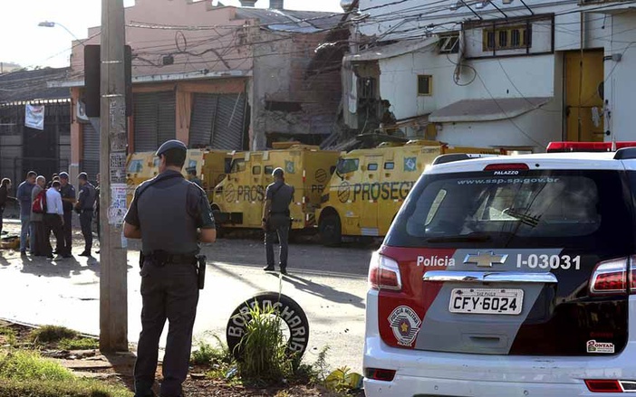 Um ano após mega-assalto, moradores convivem com medo e insegurança