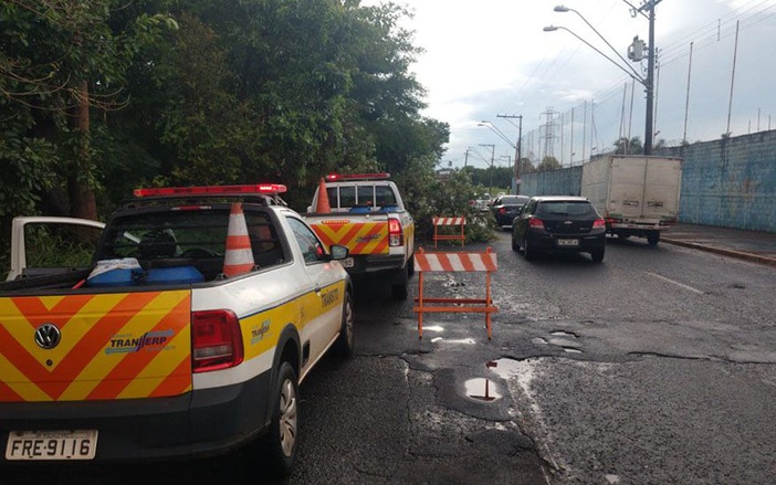 Chuva forte causa transtornos no trânsito de Ribeirão Preto na tarde desta sexta-feira, 13