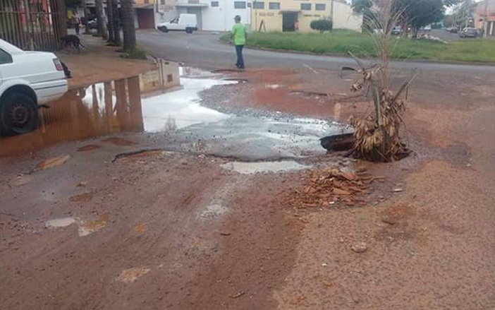 Moradores reclamam de buracos e bueiros entupidos nas ruas do Ribeirão Verde