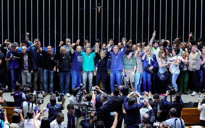 Manifestantes ocupam Plenário da Câmara dos Deputados e sessão é suspensa