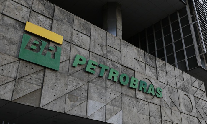Petrobras reduz preço da gasolina em 4,66% para distribuidoras
