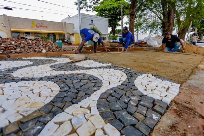 Canteiro da Nove de Julho recebe calçamento como o de Copacabana