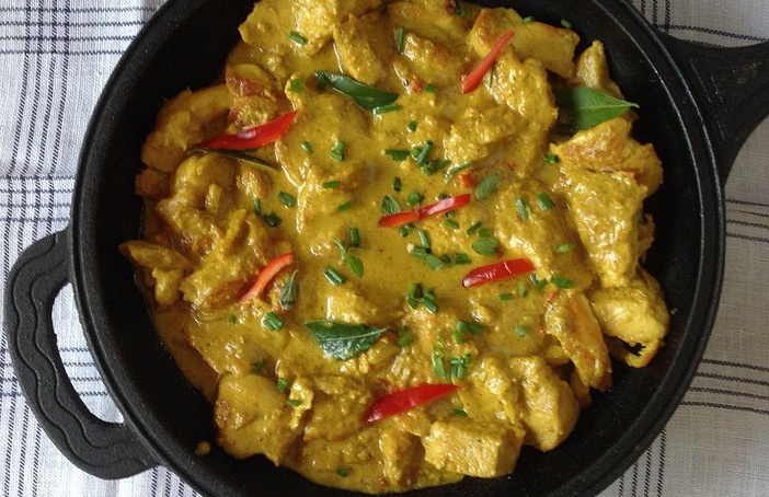 Frigideira de frango ao curry
