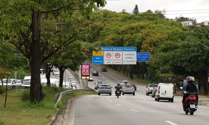 Motorista já encontra pontos de lentidão nas estradas do litoral de SP