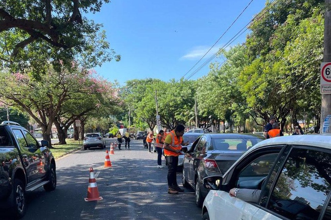 Blitz de conscientização incentiva motoristas a respeitar faixa de pedestres em Ribeirão Preto