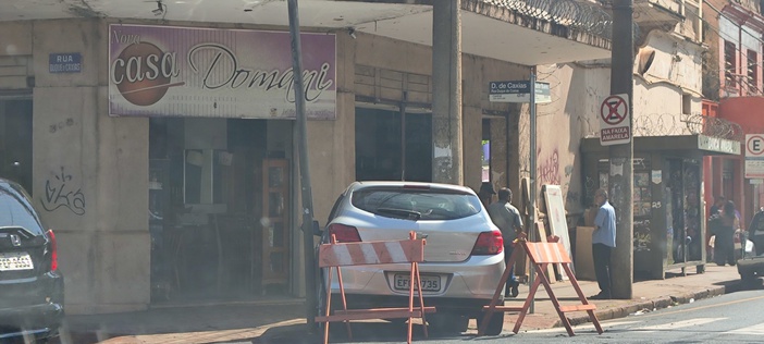 Carro invade calçada após acidente no Centro de Ribeirão Preto
