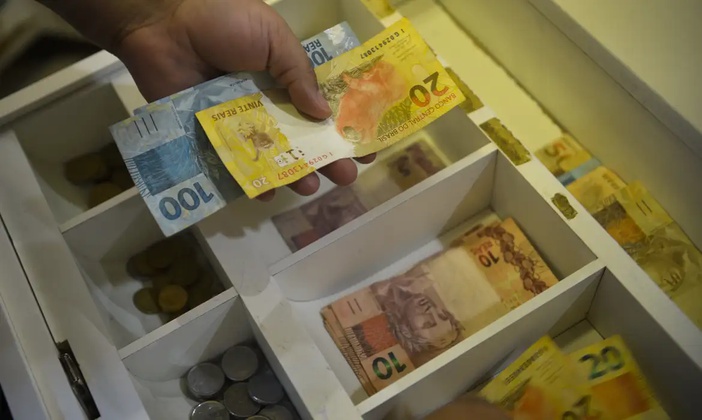 Ano fecha com alta do PIB, emprego recorde e juros altos