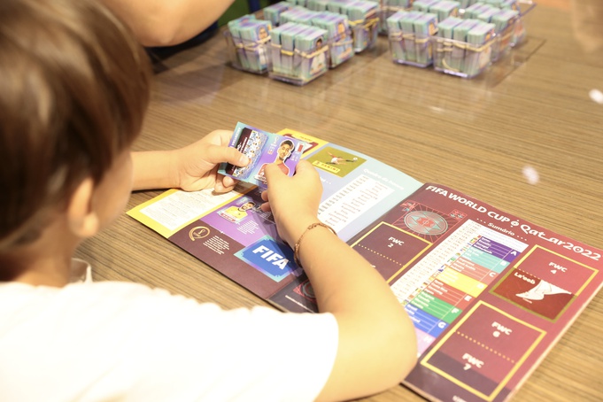 RibeirãoShopping abre espaço para alunos de entidades sociais trocarem figurinhas da Copa
