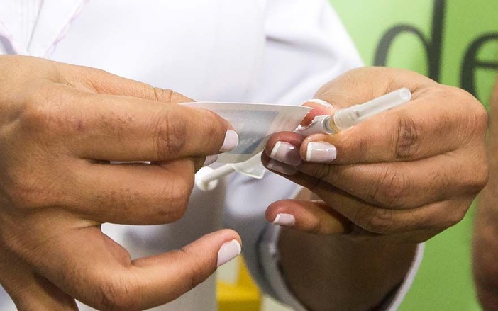 Pessoas que nunca tiveram dengue não devem tomar vacina da doença, diz Anvisa