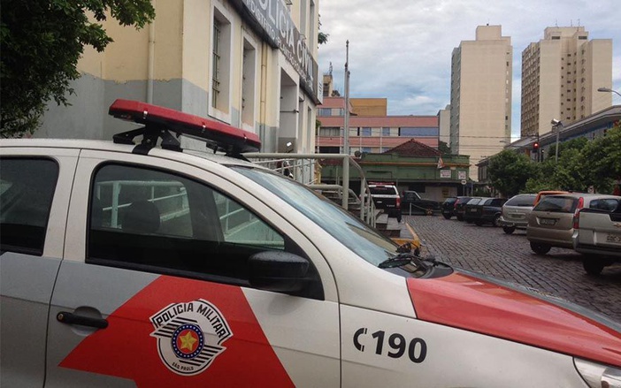 Homem invade casa armado, deita na cama e é preso