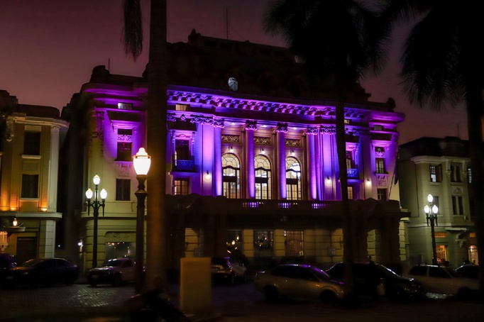 Com iluminação lilás, Theatro Pedro II adere à conscientização sobre a Síndrome de Edwards (T18)