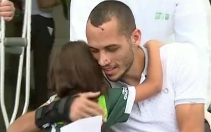 Zagueiro Neto, da Chapecoense, recebe alta e passará o Natal em casa