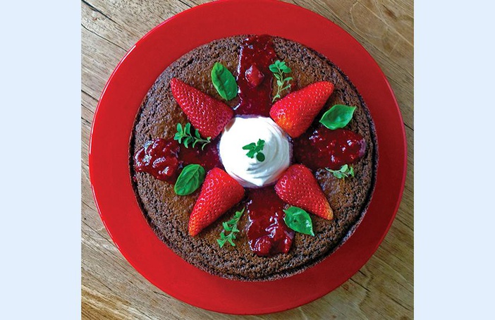 Bolo de chocolate, vinho tinto e morangos