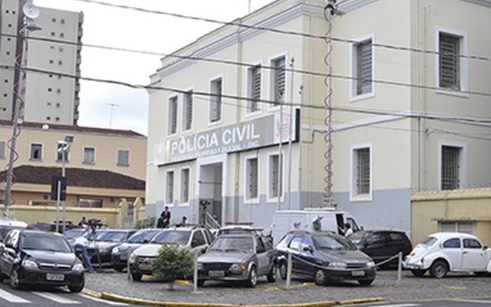 Mulher mata filha grávida e esfaqueia neto de quatro anos