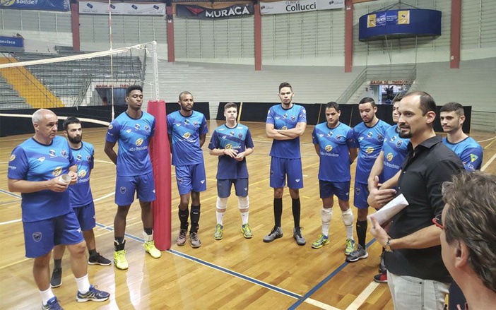Presidente Lipe acompanha treino do Vôlei Ribeirão