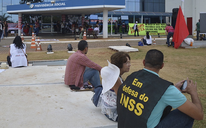 Agências do INSS devem reabrir na quarta-feira; peritos continuam em greve