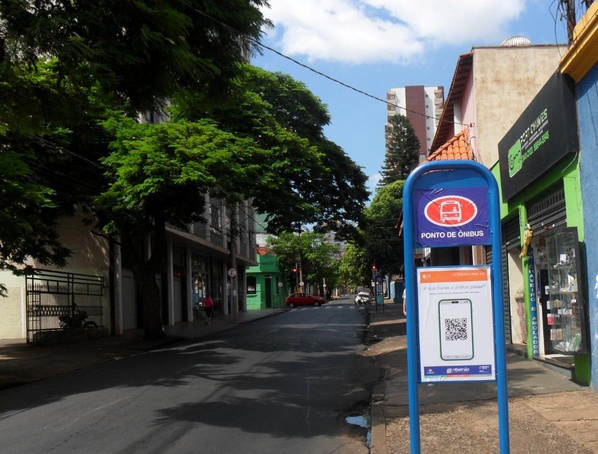 Pontos de ônibus de Ribeirão recebem adesivo com código para consultar o trajeto das linhas