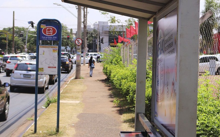 Mulher tem celular roubado em ponto de ônibus na Lagoinha, em Ribeirão Preto