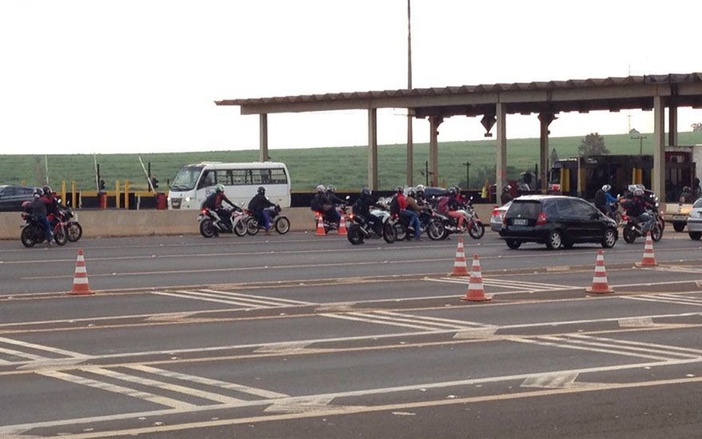 Manifestantes liberam cancelas de pedágio para motos em Sertãozinho