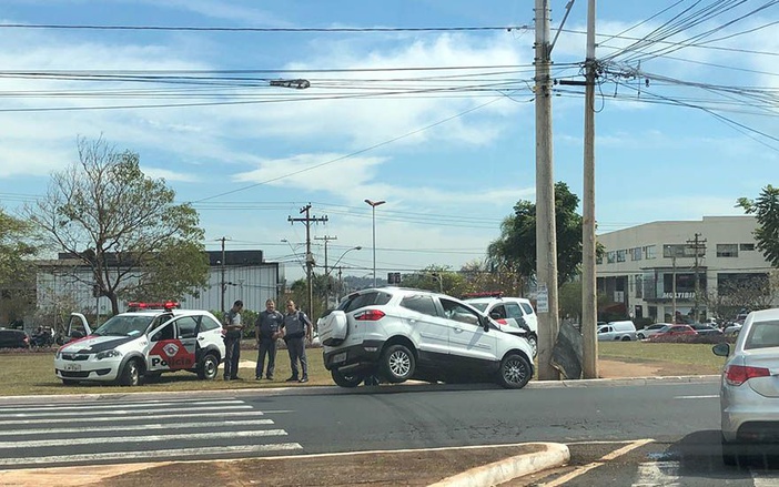 Carro colide com poste na Avenida Presidente Vargas, em Ribeirão Preto