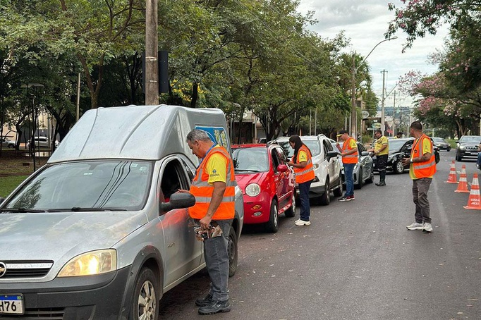RP Mobi realiza blitz educativa para alertar sobre uso do celular ao volante