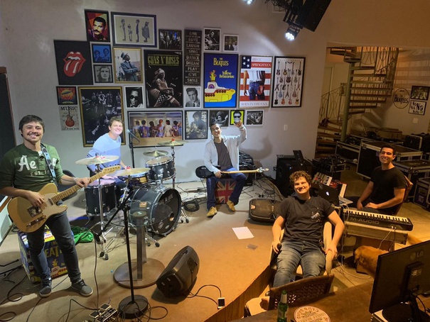 Banda Playnil faz live ¨Nostalgia¨ com repertório repleto de sucessos