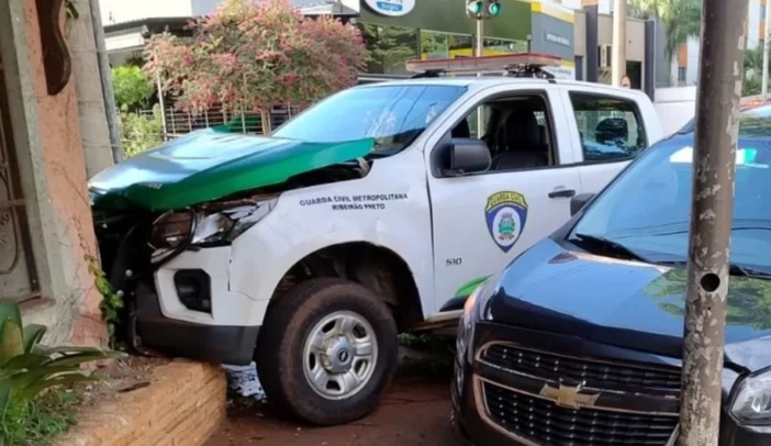 Acidente entre viatura da GCM e carro deixa dois feridos em Ribeirão Preto