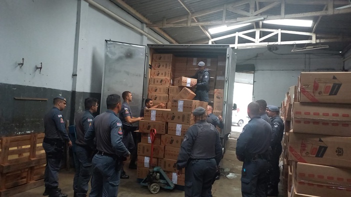 PM de SP prende contrabandista em depósito com 11,8 milhões de cigarros clandestinos
