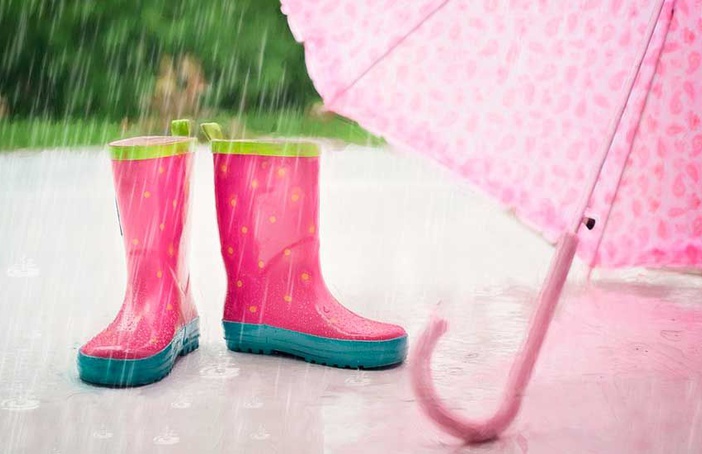 A menina e o guarda-chuva